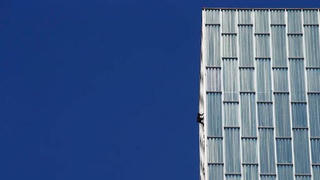 Tay không leo toà nhà cao 116 mét