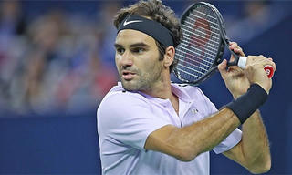 Federer ra quân suôn sẻ ở Basel nhờ bóng một hoàn hảo
