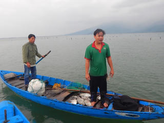 Cá lồng chết hàng loạt, dân lo lắng