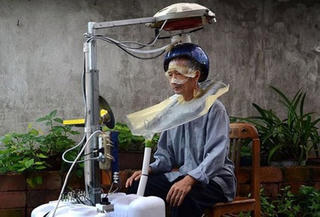 Kỹ sư nghiệp dư chế máy gội đầu từ mũ bảo hiểm