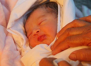 Bé trai 10 ngày tuổi bị bỏ rơi trước cổng bệnh viện