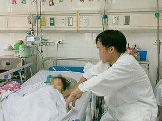 Hà Nội: Cứu sống bé 4 tuổi đa chấn thương do bị ô tô kéo lê