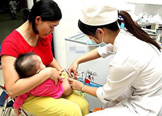 Bộ Y tế sẽ trả lời trực tuyến về vaccine Quinvaxem
