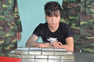 Cầm 9 bánh heroin nhảy sông vẫn sa lưới