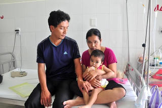 Công đoàn ngành GD-ĐT TP Tam Kỳ hỗ trợ gia đình thầy Hậu hơn 36 triệu đồng