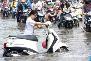 Thành phố Hồ Chí Minh rối loạn vì mưa lớn
