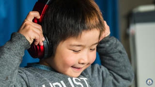 Cậu bé 6 tuổi lập kỷ lục DJ nhỏ tuổi nhất thế giới