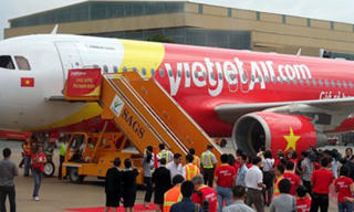 Hủy chuyến bay vì chim trời va vào động cơ máy bay