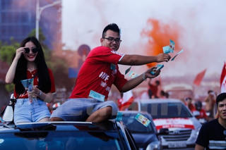 40 xe CĐV Hải Phòng đốt pháo sáng, rải 'tiền âm phủ' khắp Hà Nội