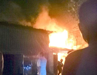 Cháy 6 nhà ven kênh ở Sài Gòn