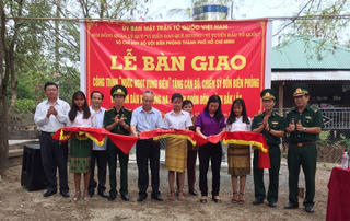 Bàn giao công trình ‘Nước ngọt vùng biên’ tại xã Krông Na