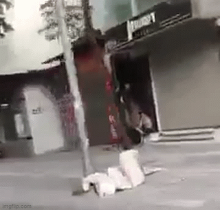 [VIDEO] Không đeo khẩu trang, vô tư ra đường hút thuốc, nam thanh niên được mời lên phường