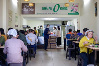 Ấm áp nhà ăn chay 0 đồng phục vụ hàng trăm suất cho mọi người ở Hà Nội