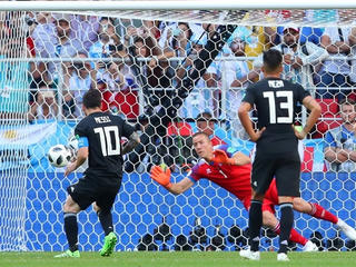 Thống kê khó tin về Ronaldo và Messi khi đối đầu tuyển Iceland