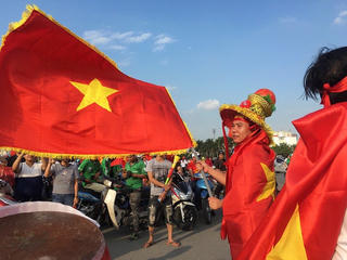 [ẢNH] Mỹ Đình rực đỏ trước giờ Việt Nam quyết đấu Malaysia