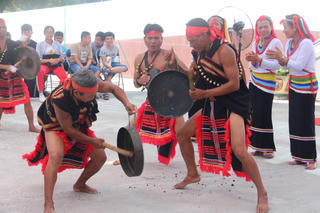 Trình diễn đấu chiêng đôi của đồng bào Cor ở Bảo tàng Đà Nẵng