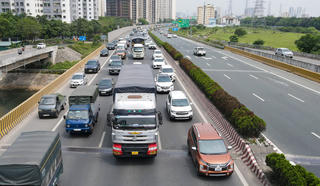 Ùn ứ gần 7km, CSGT đội nắng căng mình phân luồng trên cao tốc Pháp Vân - Cầu Giẽ 