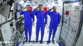 Trung Quốc: 2 phi hành gia Trạm Vũ trụ Thiên cung đi bộ ngoài không gian