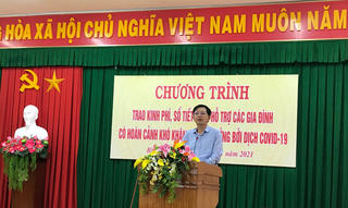 Mặt trận Bình Định trao kinh phí, sổ tiết kiệm hỗ trợ các gia đình diện đặc biệt khó khăn do dịch Covid-19