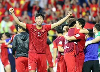 Đoàn Văn Hậu lọt top 10 cầu thủ xuất sắc nhất vòng 1/8 Asian Cup