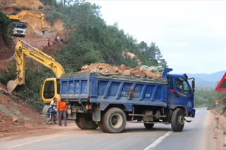Khắc phục sạt lở quốc lộ 1A đoạn qua đường tránh Huế