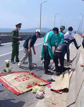 Tai nạn trên cầu Gianh, mẹ bầu và con gái 2 tuổi tử vong