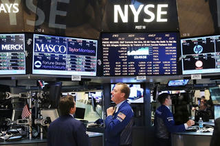 Chứng khoán Phố Wall lập kỷ lục mới, Dow Jones vượt 26.000 điểm