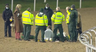 [VIDEO] Thoát chết thần kỳ sau cú ngã kinh hoàng của VĐV đua ngựa