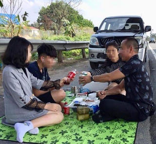 Đã làm việc với lái xe 'mở tiệc' trên cao tốc Nội Bài - Lào Cai