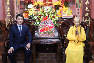 Phó Chủ tịch – Tổng Thư ký Hầu A Lềnh vấn an Đức Pháp chủ Giáo hội Phật giáo Việt Nam