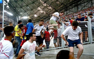 Pháp yêu cầu Anh giữ hộ chiếu của 3.000 cổ động viên quá khích