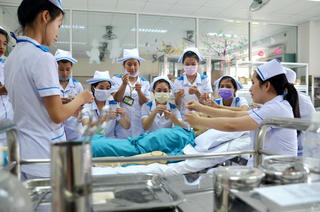 Tư vấn tuyển sinh: Ngành điều dưỡng đang cần nhiều nhân lực