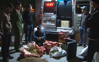 Bắt đối tượng chở 60kg pháo đi tiêu thụ