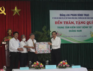 Trưởng ban Nội chính Trung ương thăm, tặng quà Tết CDC Quảng Nam