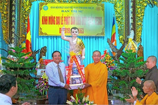 Lãnh đạo tỉnh Bình Thuận chúc mừng Đại lễ Phật đản 2019