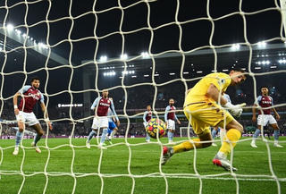 Dẫn trước 2 bàn, Man Utd vẫn tuột chiến thắng trước Aston Villa