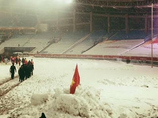 Rơi nước mắt hình ảnh Duy Mạnh cắm cờ trên tuyết, cúi chào Quốc kỳ