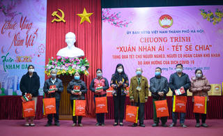 Hà Nội: 3.341 suất quà Tết đến với người nghèo 