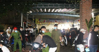 ‘Điếc không sợ súng’