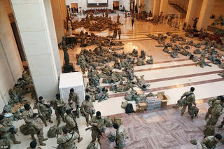 Mỹ: Vệ binh Quốc gia nằm la liệt tại Điện Capitol
