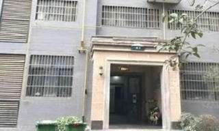 Phát hiện xác chết trong thang máy hỏng một tháng