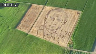 Vẽ chân dung Tổng thống Putin lên… cánh đồng