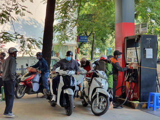 Giá xăng tăng, người dân xếp hàng chờ mua 