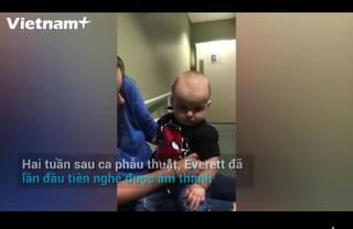 [VIDEO] Khoảnh khắc cậu bé bị điếc bẩm sinh lần đầu nghe tiếng cha mẹ