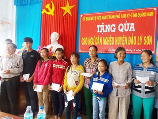 Quảng Ngãi: Trao tặng 40 suất quà cho các em học nghèo học giỏi