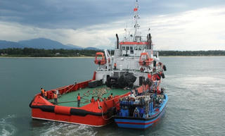 Nỗ lực tìm kiếm 4 ngư dân bị rơi xuống biển