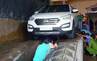 Ôtô 7 chỗ cán nam công nhân, kéo lê 50 km