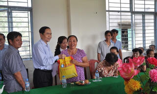 Phó Chủ tịch Trần Thanh Mẫn thăm, tặng quà Tết tại xã Thạnh Xuân