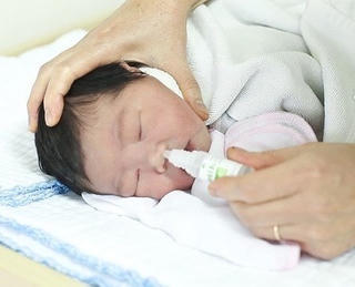 Cảnh báo những điều nguy hiểm khi rửa mũi cho trẻ 