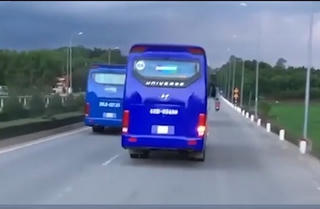 Vụ ‘xe chở công nhân cản đường xe chữa cháy’: Sa thải 2 tài xế
